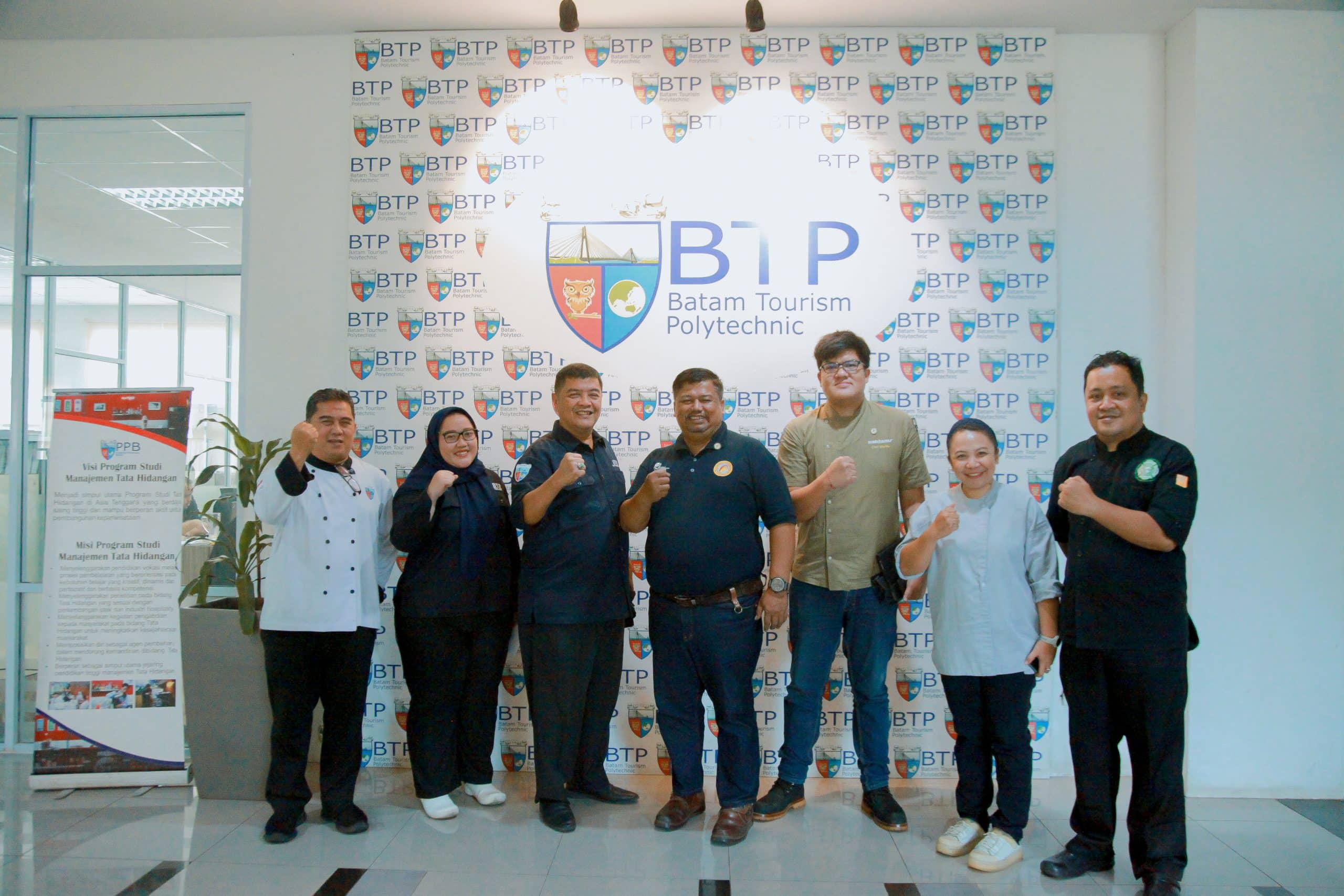 Foto bersama dengan Bersama Chef Stanley Adi Rusli & Chef Nehemia Christian